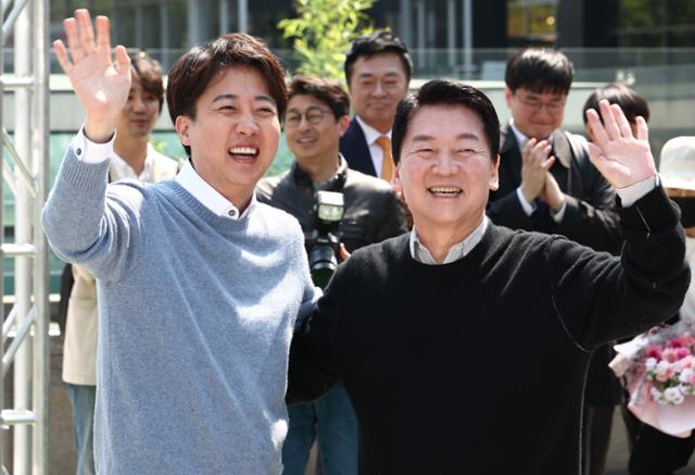 이준석(앞줄 왼쪽) 개혁신당 대선 후보와 안철수(오른쪽) 국민의힘 의원이 지난달 25일 경기 성남시 판교역 인근 광장에서 열린 '미래를 여는 단비토크, AI 기술패권시대 대한민국 미래를 말하다'에 참석해 시민들에게 