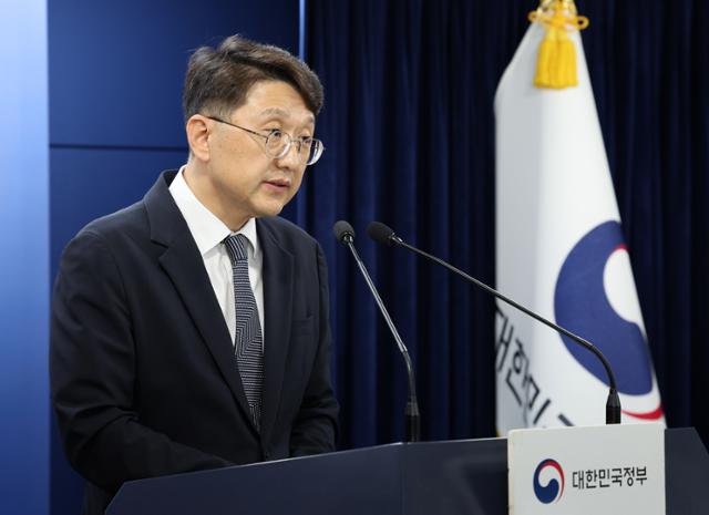 최우혁 과학기술정보통신부 정보보호네트워크정책관이 19일 오전 서울 종로구 정부서울청사에서 SK텔레콤 유심 해킹 사고 관련 민관합동조사단 중간 조사 결과를 발표하고 있다. 뉴시스