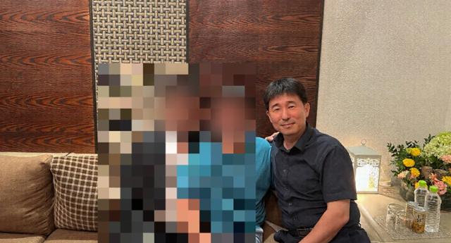 더불어민주당이 19일 서울 여의도 중앙당사에서 ‘지귀연 판사 룸살롱 접대 의혹’ 관련 사진이라며 공개한 사진. 동석자 두 명과 함께 지귀연 부장판사로 보이는 인물이 나란히 앉아 있다. 더불어민주당 제공