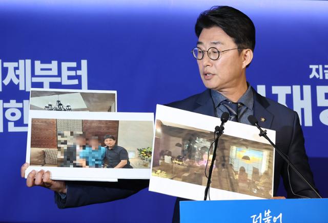 더불어민주당 노종면 선대위 대변인이 19일 서울 여의도 당사에서 "윤석열 전 대통령의 내란 혐의 사건 재판장인 지귀연 서울중앙지법 부장판사가 유흥업소에서 접대받았다"라는 의혹을 제기하며 관련 사진을 공개하고 있다. 