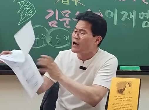 16일 게시된 유튜브 영상에서 전직 '한국사 강사' 전한길씨가 학원으로부터 사실상 해고를 당해 은퇴하게 됐다고 주장하고 있다. 유튜브 '꽃보다 전한길' 채널 캡처