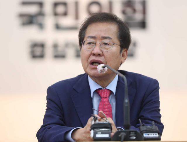 2021년 10월 4일 홍준표 당시 국민의힘 대선 예비후보가 경남 창원시 의창구 경남도당에서 열린 'jp희망캠프 경남선대위 임명장 수여식'에 참석해 발언하고 있다. 평소 선호하는 빨간색 넥타이를 착용하고 있는 모습이