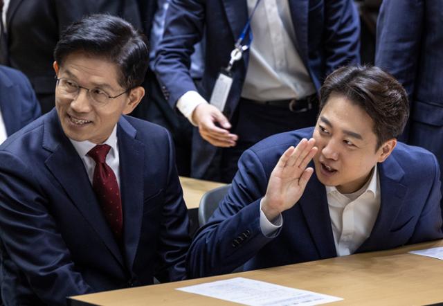 김문수(왼쪽) 국민의힘 대선 후보와 이준석 개혁신당 대선 후보가 19일 서울 중구 서울시청에서 열린 '약자와 동행하는 서울 토론회'에 참석해 내빈들과 인사하고 있다. 연합뉴스