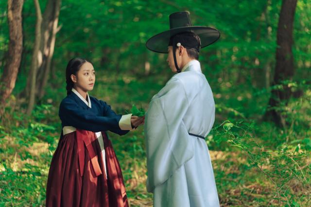 드라마 '탄금'의 재이(조보아)와 홍랑(이재욱). 넷플릭스 제공