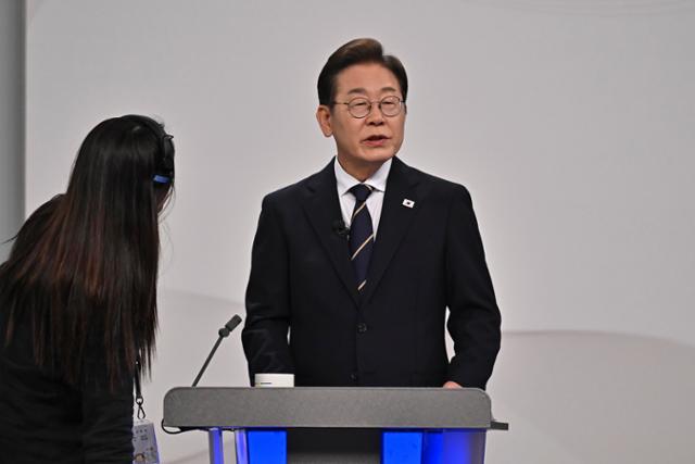 이재명 더불어민주당 대선 후보가 18일 서울 마포구 SBS상암스튜디오에서 열린 제21대 대선 1차 후보자 토론회를 준비하고 있다. 연합뉴스