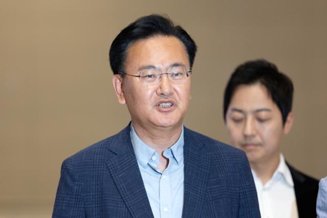 유상범(왼쪽) 국민의힘 의원이 18일 인천국제공항에서 홍준표 전 대구시장을 상대로 '김문수 후보 대선 캠프 합류'를 설득하기 위해 미국 하와이로 출국하며 취재진 질문에 답하고 있다. 뉴스1