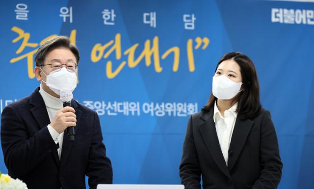 이재명 더불어민주당 대선후보가 2022년 2월 서울 마포구 미래당사에서 열린 디지털 성범죄 근절을 위한 대담 "N번방, 디지털성범죄 추적 연대기" 행사에 참석, n번방 사건 최초 보도자인 박지현 여성위원회 부위원장과