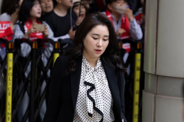 내란 우두머리 등 혐의로 기소된 윤석열 전 대통령을 변호하는 김계리 변호사가 19일 서울 서초구 서울중앙지법에서 열린 4차 공판 참여를 위해 법정으로 향하고 있다. 뉴시스