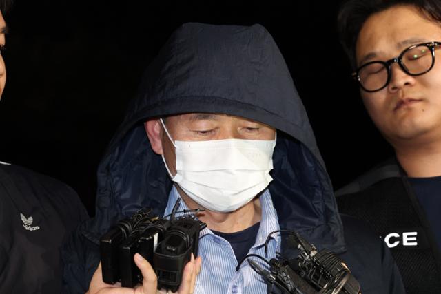 2명을 살해하고 2명을 다치게 한 뒤 달아난 차철남이 19일 오후 경기 시흥시 장곡동 시흥경찰서로 압송되며 취재진의 질문에 답하고 있다. 뉴스1