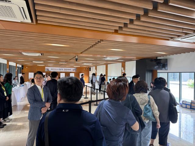 제21대 대통령 재외국민선거가 시작된 20일 중국에 거주하는 교민들이 투표소가 마련된 베이징 주중한국대사관에서 줄을 서고 있다. 베이징=이혜미 특파원제21대 대통령 재외국민선거가 시작된 20일 중국에 거주하는 교민들