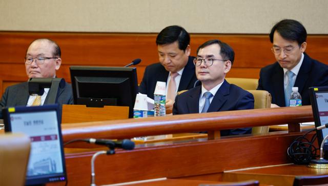 서울시 공무원 간첩조작 사건 피해자 유우성 씨를 보복 기소했다는 이유로 탄핵소추됐던 안동완(앞줄 오른쪽) 부산지검 2차장검사가 지난해 2월 20일 서울 종로구 헌법재판소에서 열린 첫 변론기일에 자리하고 있다. 뉴스1