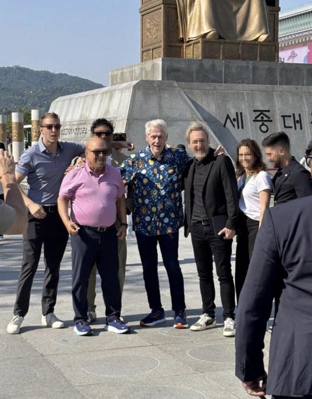 빌 클린턴(가운데) 전 미국 대통령으로 추정되는 인물이 20일 서울 광화문 광장에서 목격됐다며 사회관계망서비스(SNS)에 올라온 게시물의 사진. 스레드 캡처