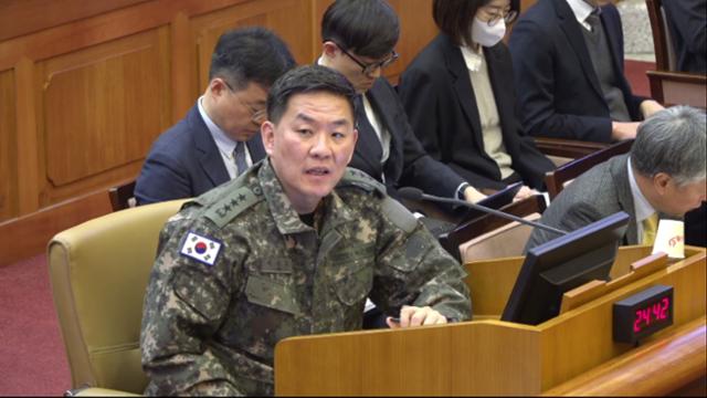 이진우 전 육군 수도방위사령관이 지난 2월 4일 서울 종로구 헌법재판소에서 열린 윤석열 대통령 탄핵심판 5차 변론에 증인으로 출석해 발언하고 있다. 헌법재판소 제공