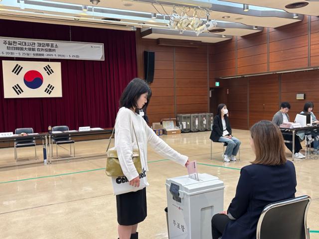 일본 도쿄에 거주하는 직장인 윤수인(28)씨가 제21대 대통령 선거 재외투표가 시작된 20일 도쿄 총영사관에 마련된 투표함에 표를 넣고 있다. 도쿄=류호 특파원
