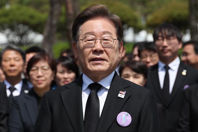 이재명 더불어민주당 대선 후보가 18일 광주광역시 북구 국립 5·18민주묘지에서 열린 5·18민주화운동 45주년 기념식에 참석한 뒤 취재진과 만나 이날 발표한 개헌 관련 입장에 대한 질문에 답하고 있다. 광주=연합뉴