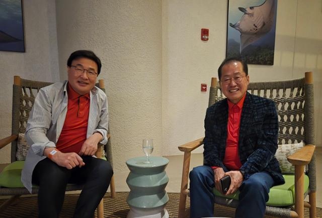 홍준표(오른쪽) 전 대구시장과 국민의힘 특사단의 김대식 의원(왼쪽)이 하와이 빅아일랜드 모처에서 회동하고 있다. 김대식 의원실 제공