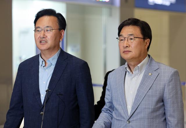 하와이에 체류 중인 홍준표 전 대구시장의 선대위 합류를 설득하기 위해 꾸려진 국민의힘 김문수 대통령 선거 후보 선거대책위원회 소속 유상범(왼쪽) 단일화추진본부장과 김대식(오른쪽) 대외협력본부장 등으로 구성된 특사단이