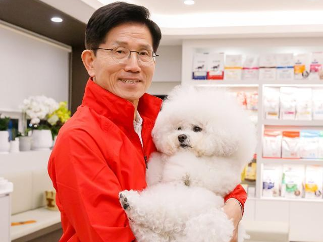 김문수 국민의힘 대선후보가 대구의 동물병원에서 개를 안고 있다. 뉴시스