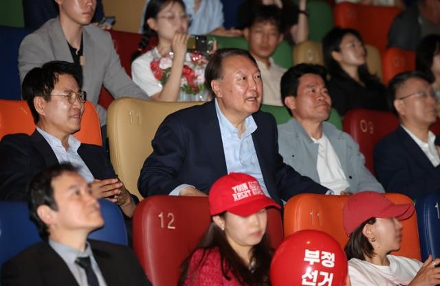 尹, <b>부정선거</b> 망령 소환… 국민의힘 “자중하라, 대체 왜 이러나"
