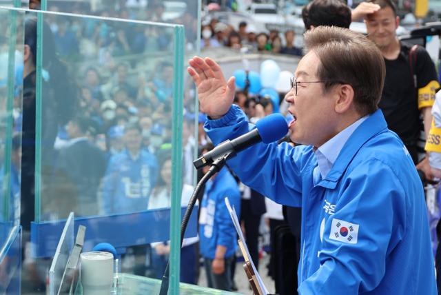 이재명 더불어민주당 대통령 후보가 사흘째 수도권 표심잡기에 나선 21일 오후 인천 부평역 광장을 찾아 지지를 호소하고 있다. 뉴스1