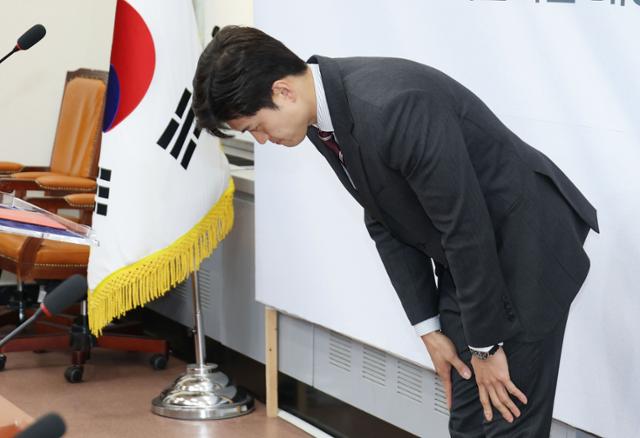 김용태 국민의힘 비상대책위원장이 21일 국회에서 가진 기자회견에 앞서 인사하고 있다. 뉴스1