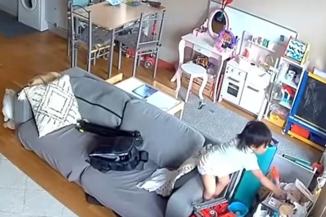 저혈당 쇼크로 쓰러진 아빠를 위해 두 살배기 딸 자브가 거실에서 약통을 찾고 있다. 'zabbiieeee' 틱톡 계정 캡처