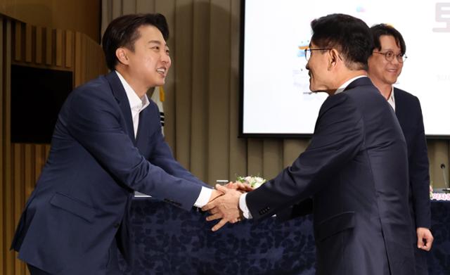 김문수(오른쪽) 국민의힘 대선 후보와 이준석 개혁신당 대선 후보가 19일 서울 중구 서울시청에서 열린 '약자와 동행하는 서울' 토론회를 마친 뒤 악수하며 인사하고 있다. 뉴시스