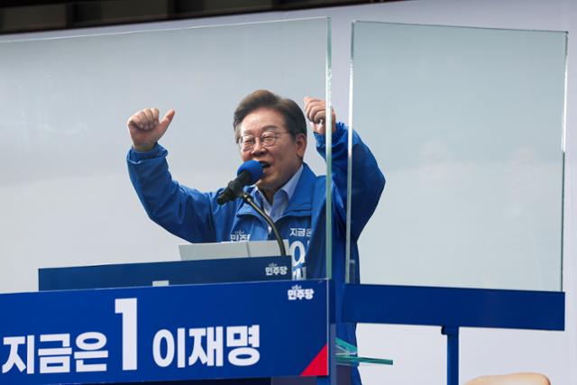 이재명 더불어민주당 대선 후보가 21일 인천광역시 부평역 북광장에서 열린 집중유세에서 시민들에게 지지를 호소하고 있다. 인천=연합뉴스