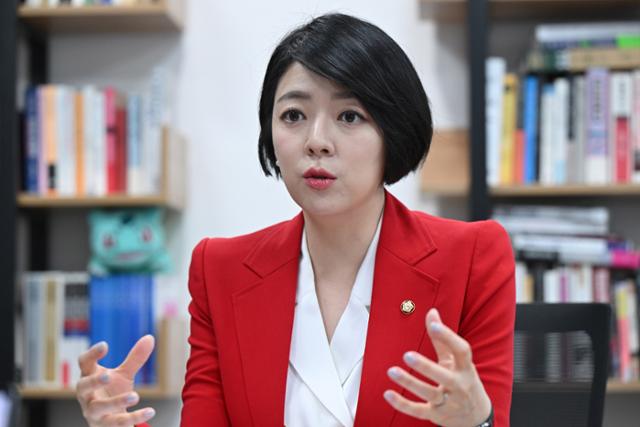 배현진 국민의힘 의원이 지난달 27일 국회 의원회관에서 한국일보와 인터뷰를 하고 있다. 6·3 대선을 앞두고 한동훈 전 국민의힘 대표의 경선 캠프 전략총괄위원장으로 활동하던 때의 모습이다. 박시몬 기자