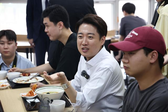 이준석 개혁신당 대선 후보가 22일 '학식먹자 이준석' 행사가 열린 인천 미추홀구 인하대에서 학생들과 점심을 먹으며 대화를 나누고 있다. 인천=연합뉴스