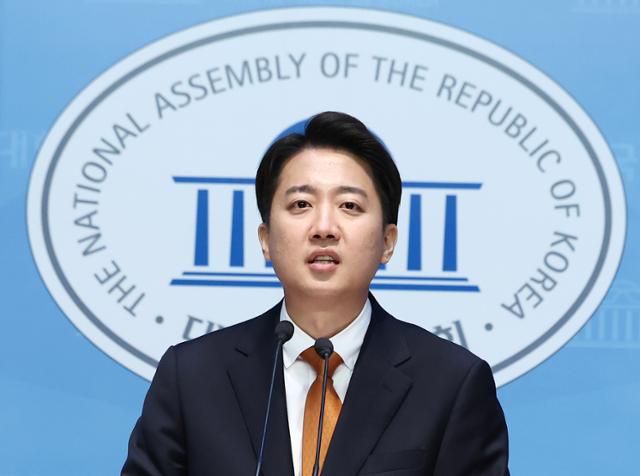 이준석 개혁신당 대선 후보가 22일 서울 여의도 국회 소통관에서 단일화 관련 긴급 기자회견을 하고 있다. 뉴스1