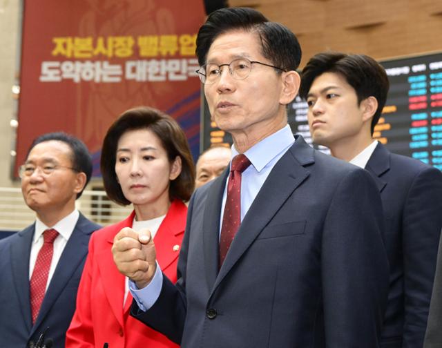 김문수 국민의힘 대선 후보가 22일 서울 여의도 한국거래소에서 열린 중앙선거대책위원회 현장 회의에서 홍보관을 둘러본 후 백브리핑을 하고 있다. 뉴시스