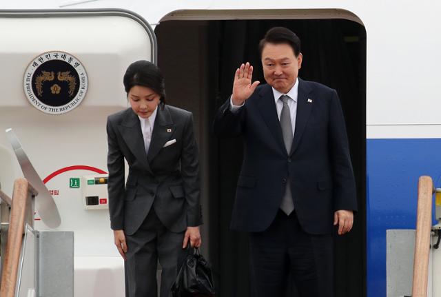 필리핀·싱가포르 국빈 방문 및 라오스에서 열리는 동남아시아국가연합(ASEAN·아세안) 정상회의에 참석한 윤석열 당시 대통령과 김건희 여사가 지난해 10월 6일 아세안 정상회의 참석차 출국하기 전 경기 성남시 서울공항