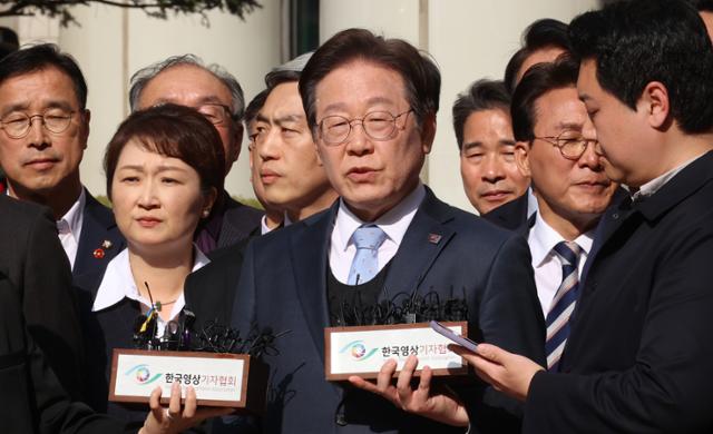 이재명 더불어민주당 대표가 3월 26일 서울 서초구 서울고등법원에서 열린 공직선거법 위반 혐의 2심 선고 공판을 마친 뒤 입장을 밝히고 있다. 뉴스1