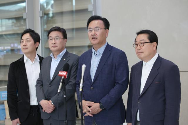 국민의힘의 김문수 대선후보 선거대책위원회 소속 김대식(왼쪽 두번째) 대외협력본부장과 유상범(왼쪽 두번째) 단일화추진본부장 등으로 구성된 '특사단'이 하와이에 머물고 있는 홍준표 전 대구시장과 만남을 가진 뒤 21일 