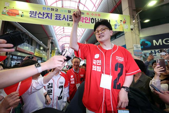 한동훈 전 국민의힘 대표가 22일 청주 육거리시장을 찾아 김문수 대선 후보의 지원 유세를 하고 있다. 청주=연합뉴스