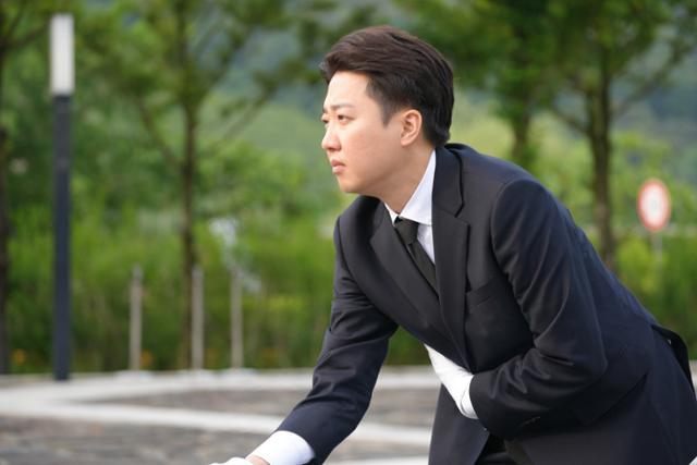 이준석 개혁신당 대통령 후보가 고 노무현 전 대통령 16주기인 23일 오전 경남 김해시 봉하마을 노 전 대통령 묘역을 찾아 참배하고 있다. 뉴스1