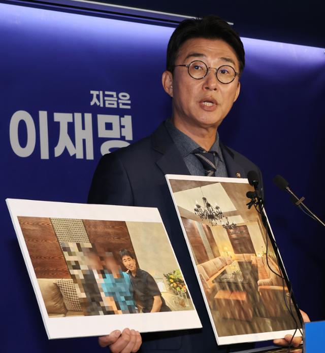 노종면 더불어민주당 선거대책위원회 대변인이 19일 서울 여의도 당사에서 "윤석열 전 대통령의 내란 혐의 사건 재판장인 지귀연 서울중앙지법 부장판사가 유흥업소에서 접대받았다"라는 의혹을 제기하며 관련 사진을 증거로 공