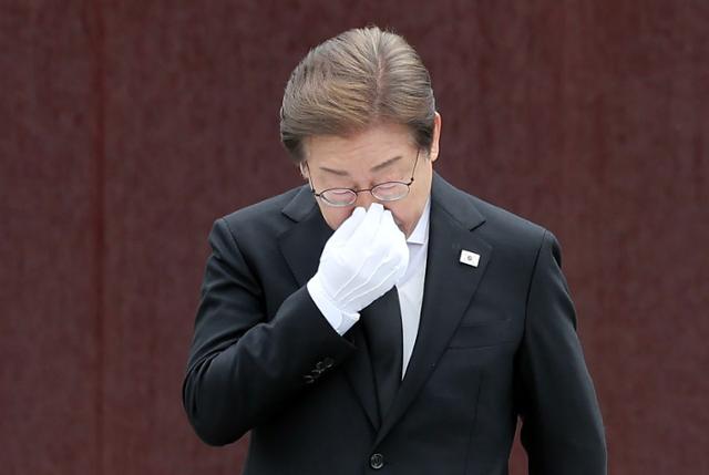 이재명 더불어민주당 대선 후보가 노무현 전 대통령 16주기인 23일 오전 경남 김해시 진영읍 봉하마을 찾아 노 전 대통령 묘역을 참배한 뒤 눈물을 흘리고 있다. 김해=고영권 기자