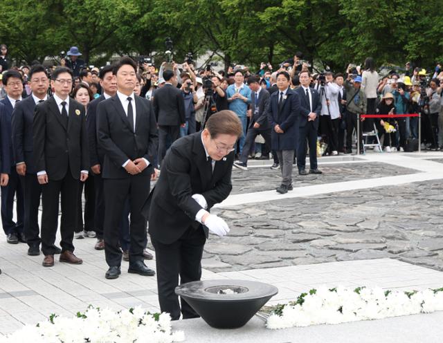 더불어민주당 이재명 대선 후보가 노무현 전 대통령 서거 16주기인 23일 오전 경남 김해의 봉하마을을 찾았다.이 후보는 이날 오전 노무현 전 대통령의 묘역을 참배한 뒤 노 전 대통령의 부인 권양숙 여사와 오찬을 함께