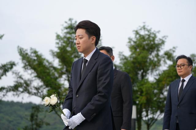 이준석 개혁신당 대선 후보가 고 노무현 전 대통령 16주기인 23일 경남 김해시 봉하마을 노 전 대통령 묘역을 찾아 참배하고 있다. 뉴스1