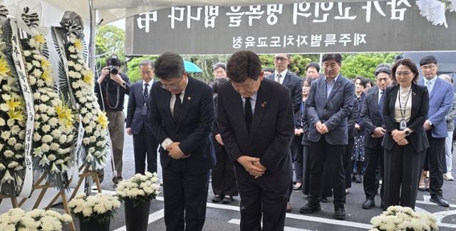 '<b>교사</b>에 전화' 막는다더니… 숨진 제주 <b>교사</b>, 학생 가족과 수차례 통화