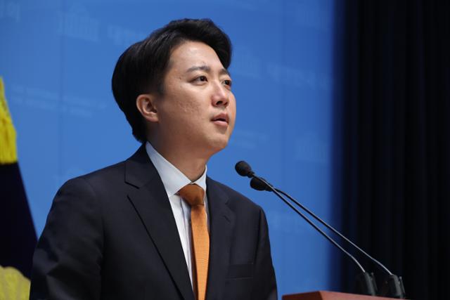 이준석 개혁신당 대선 후보가 22일 서울 여의도 국회 소통관에서 긴급 기자회견을 열고 범보수 진영의 단일화 논의에 응하지 않겠다는 입장을 밝히고 있다. 뉴시스