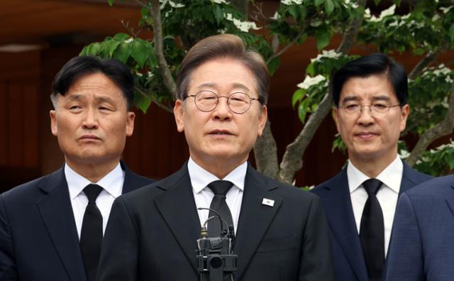 이재명 더불어민주당 대선 후보가 노무현 전 대통령 서거 16주기인 23일 오전 경남 김해의 봉하마을을 찾아 기자들의 질문에 답하고 있다. 김해=고영권 기자