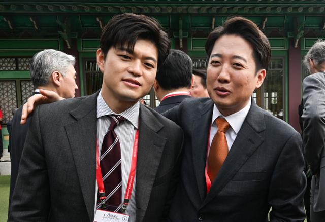 21일 서울 신라호텔에서 열린 제16회 조선일보 아시안리더십콘퍼런스(ALC)에 참석한 국민의힘 김용태 비상대책위원장과 이준석 개혁신당 대선 후보가 대화하고 있다. 조선일보 제공