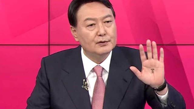 2021년 10월 국민의힘 대선 경선 후보자 5차 토론방송회에 참석한 윤석열 전 대통령 손바닥에 '임금 왕(王)’ 자가 선명하게 적혀 있다. TV토론 캡처