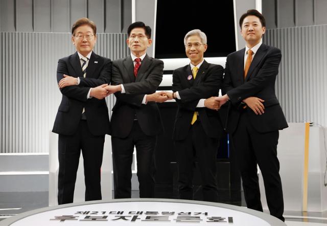 23일 서울 영등포구 KBS본관 스튜디오에서 열린 중앙선거방송토론위원회 주관 제21대 대통령선거 2차 후보자 토론회 시작에 앞서 각 정당 대선후보들이 기념촬영을 하고 있다. 왼쪽부터 이재명 더불어민주당, 김문수 국민