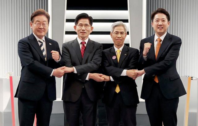 이재명 더불어민주당(왼쪽부터), 김문수 국민의힘, 이준석 개혁신당, 권영국 민주노동당 대통령 후보가 23일 서울 영등포구 KBS본관 스튜디오에서 중앙선거방송토론위원회 주관 제21대 대통령선거 2차 후보자 토론회 시작