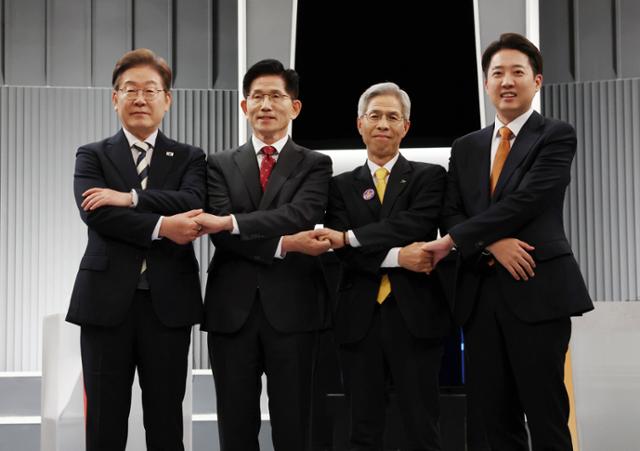 23일 서울 영등포구 KBS본관 스튜디오에서 열린 중앙선거방송토론위원회 주관 제21대 대선 후보 2차 TV 토론회 시작에 앞서 각 정당 대선 후보들이 기념촬영을 하고 있다. 왼쪽부터 이재명 더불어민주당, 김문수 국민
