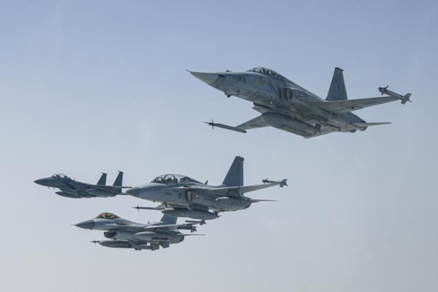 4월 18일 광주기지에서 열린 프리덤 플래그(Freedom Flag) 훈련 미디어데이에서 한국 공군의 F-15K, KF-16, F-5 전투기와 미 공군 F-16이 편대비행을 하고 있다. 공군 제공